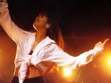 12 Essential Pieces to Buy to Imitate Selena Quintanilla